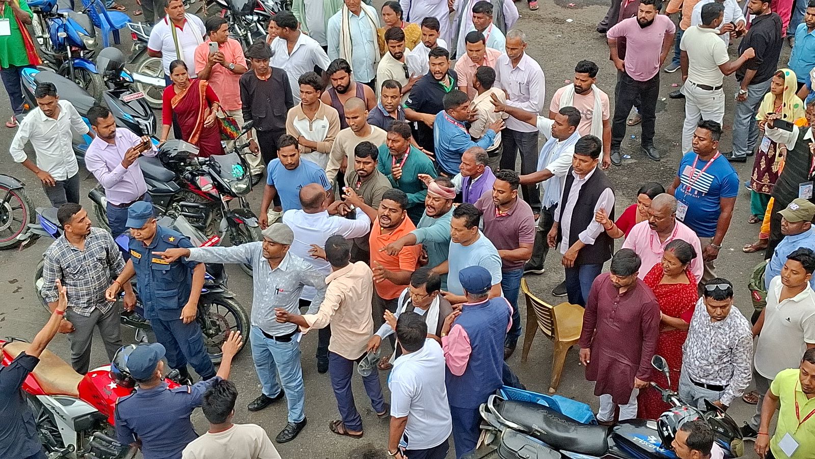 ... अनि आयो धनुषामा एमालेका कार्यकर्ता आपसमै भिड्नुपर्ने अवस्था