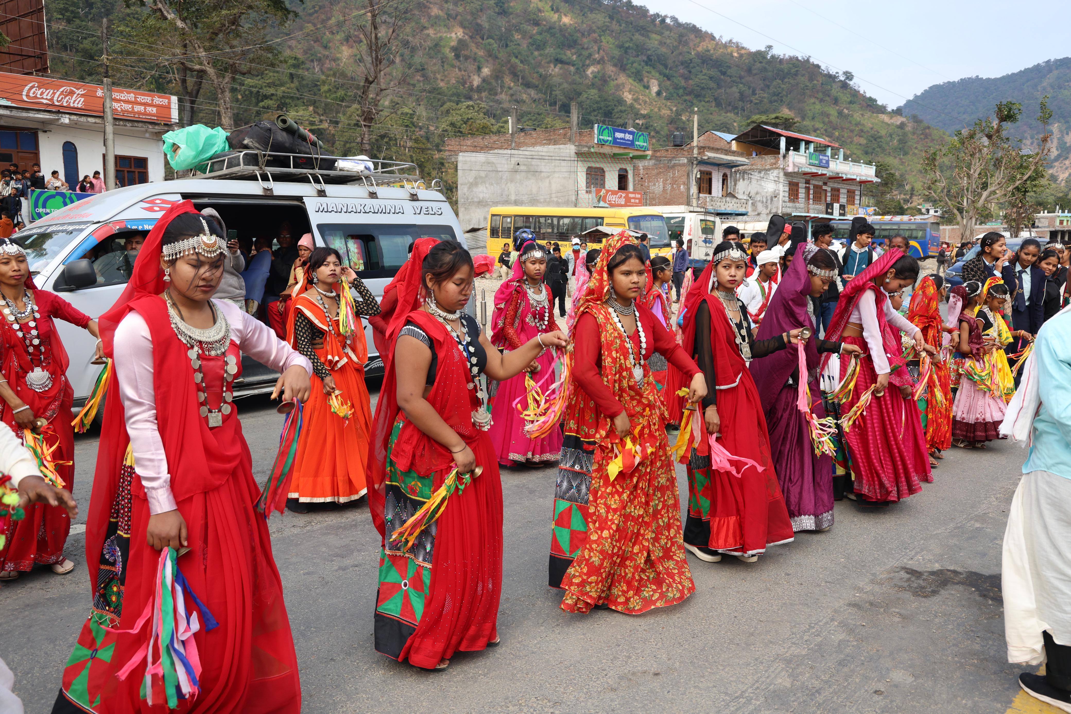 केबलकार स्टेसनको शिलान्यासमा थारु संस्कृतिको मुरहा नृत्य (तस्वीरहरू) 