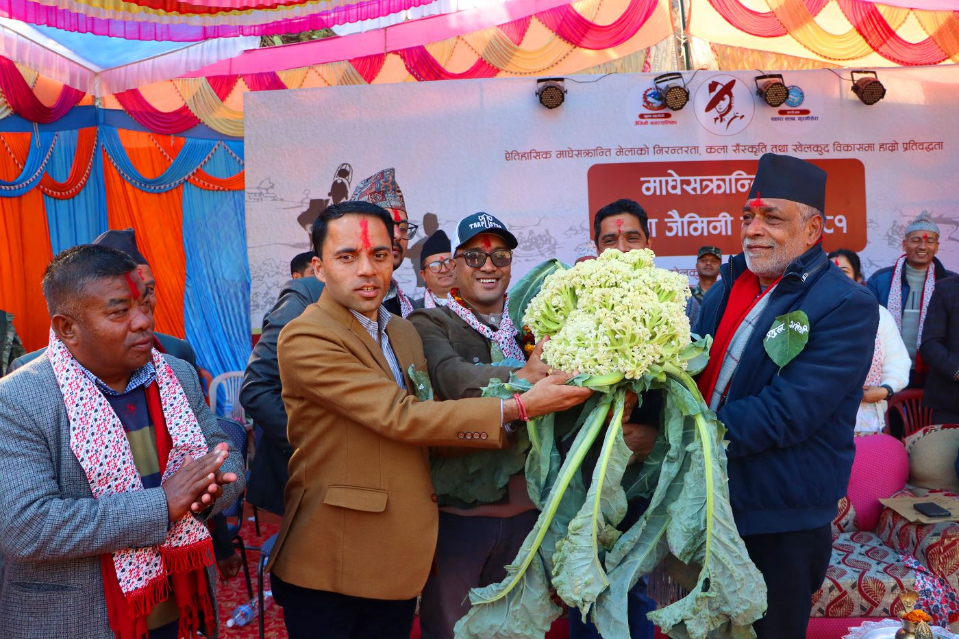 जब कृषिमन्त्रीलाई नौ किलोको काउली दिइयो...