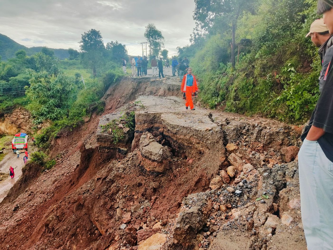 काठमाडौं प्रवेश गर्ने सबै नाका बन्द, देशभर ६३ स्थानमा यातायात अवरुद्ध