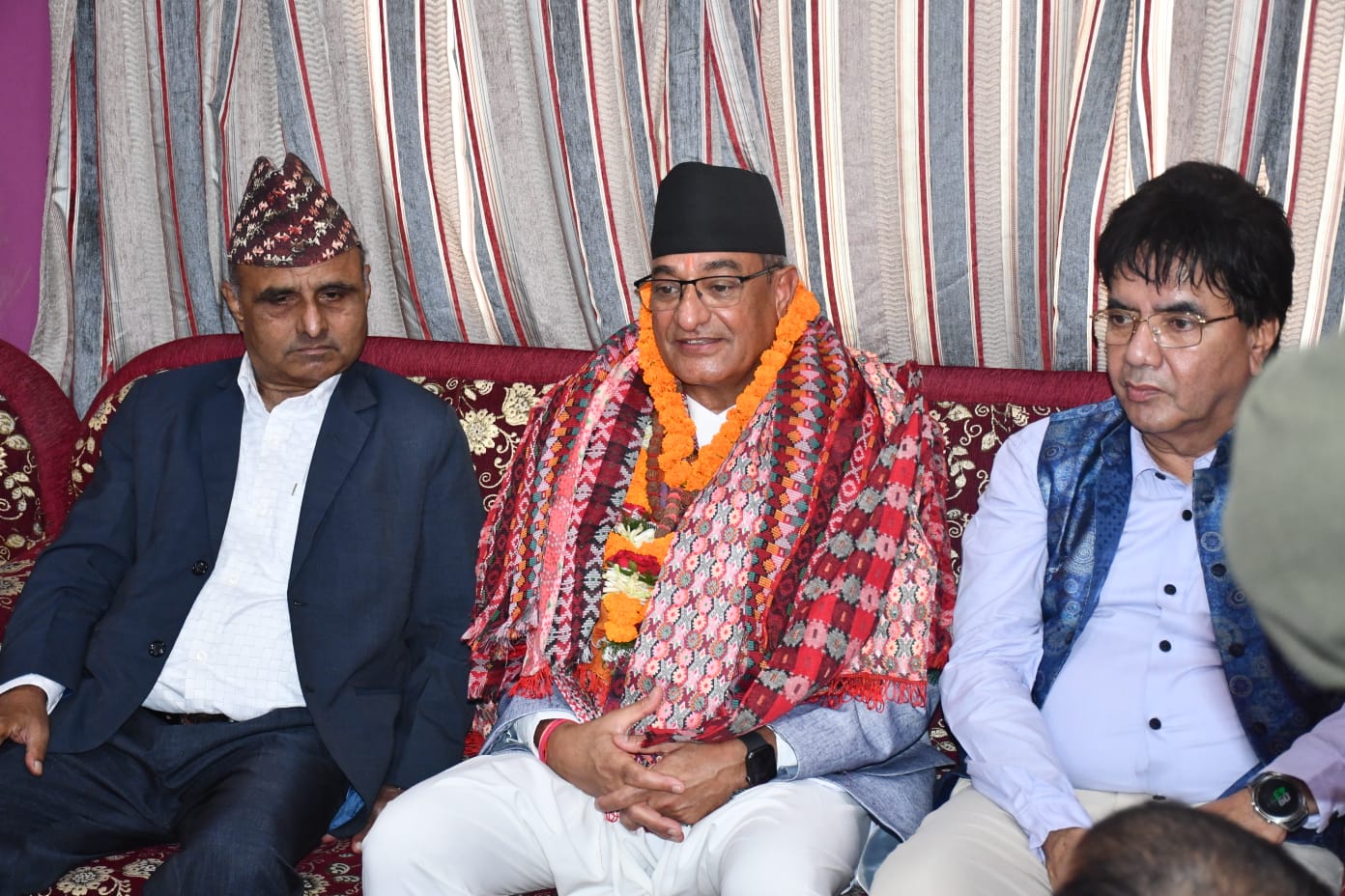 कसैले कसैसँग फोटो खिच्दैमा सरकार ढल्दैन : गृहमन्त्री