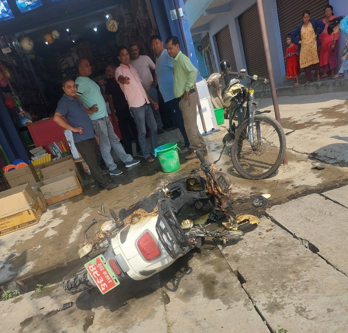 धनगढीमा चार्जमा राखेको स्कुटरमा आगो लागेपछि...