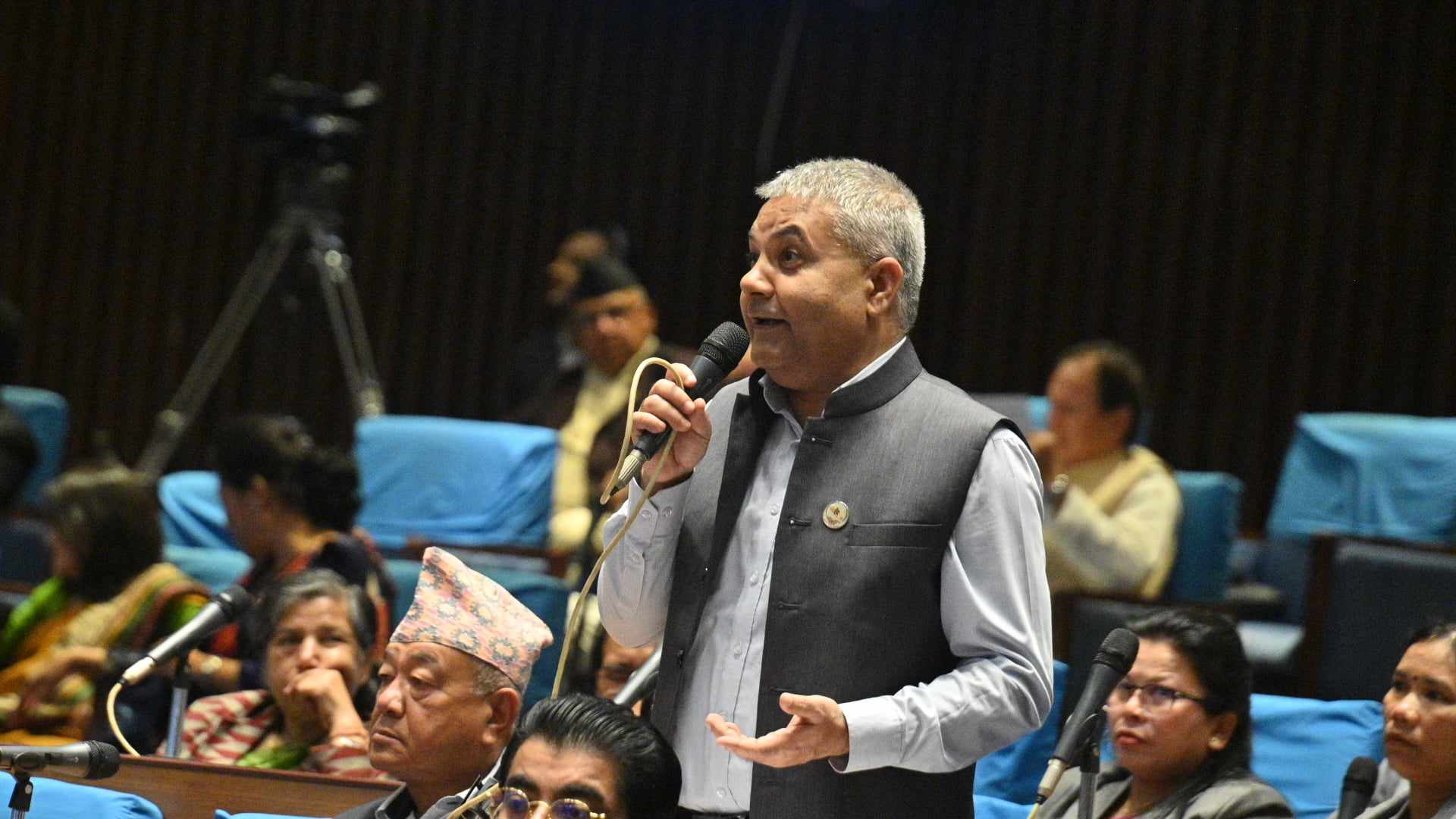 प्रचण्डलाई गोकुलको कटाक्ष– दिउँसो जनवादी बिहे, बेलुला महँगो रिसोर्टमा ढुल्मुलिने !