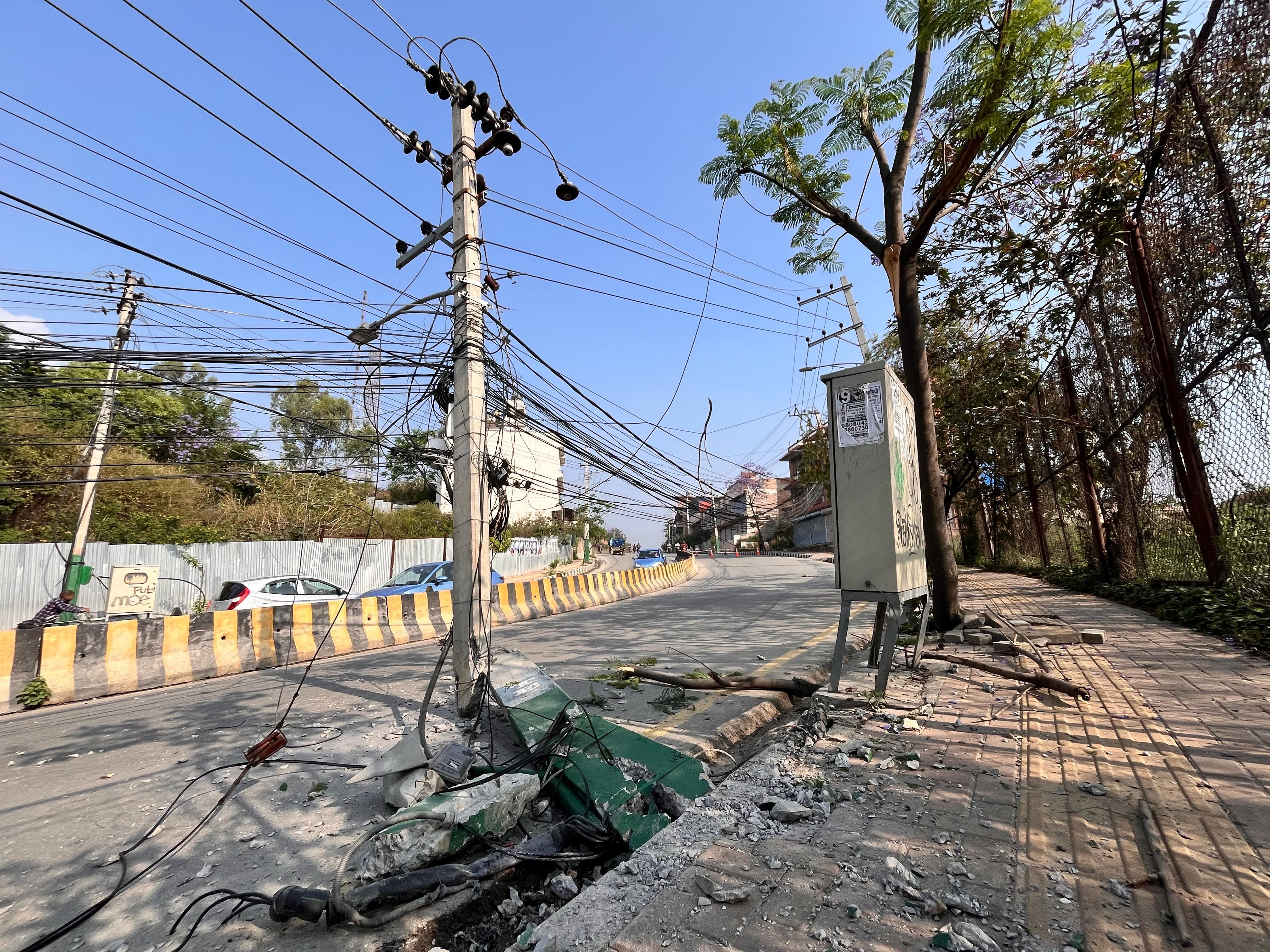 ललितपुरमा भयानक कार दुर्घटनाः ११ हजार भोल्टको करेन्ट बहने बिजुलीको पोल भाँचिएर सडकमा (तस्वीरहरू)