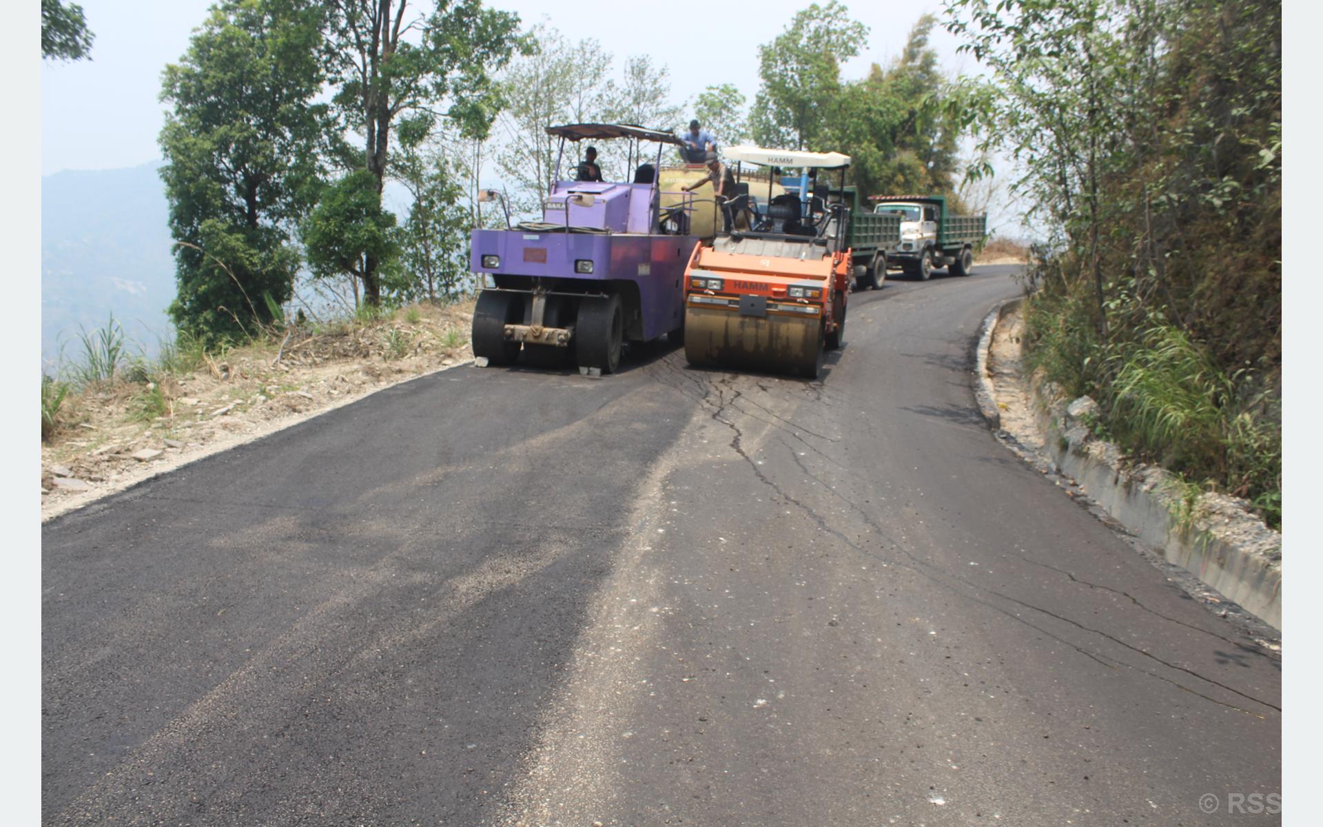 घ्याम्पेसाल पाँचखुवा देउराली ताकुकोट सडक २८ वर्षपछि कालोपत्र