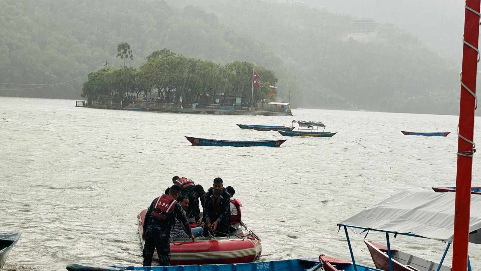 हावाहुरीका कारण फेवातालमा फसेका आठ जनाको उद्धार