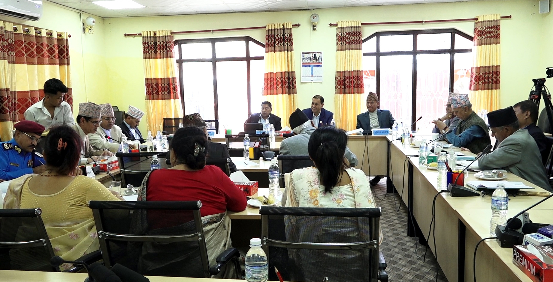 लोक सेवा पढाउन पाउने बुँदा राख्न भन्दै सांसदहरूका घरघरमा धाउँदै कर्मचारी, सेवा प्रवाहमा भने छैन चासो