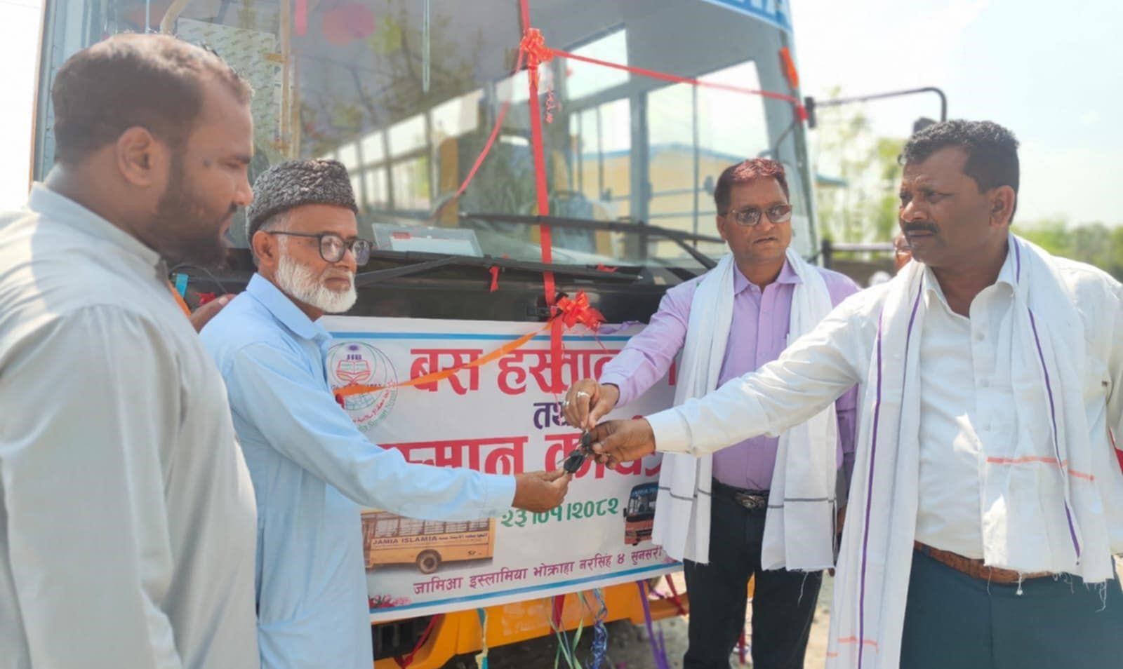चन्दा सङ्कलन गरेर स्थानीयले किनिदिए विद्यालयलाई बस