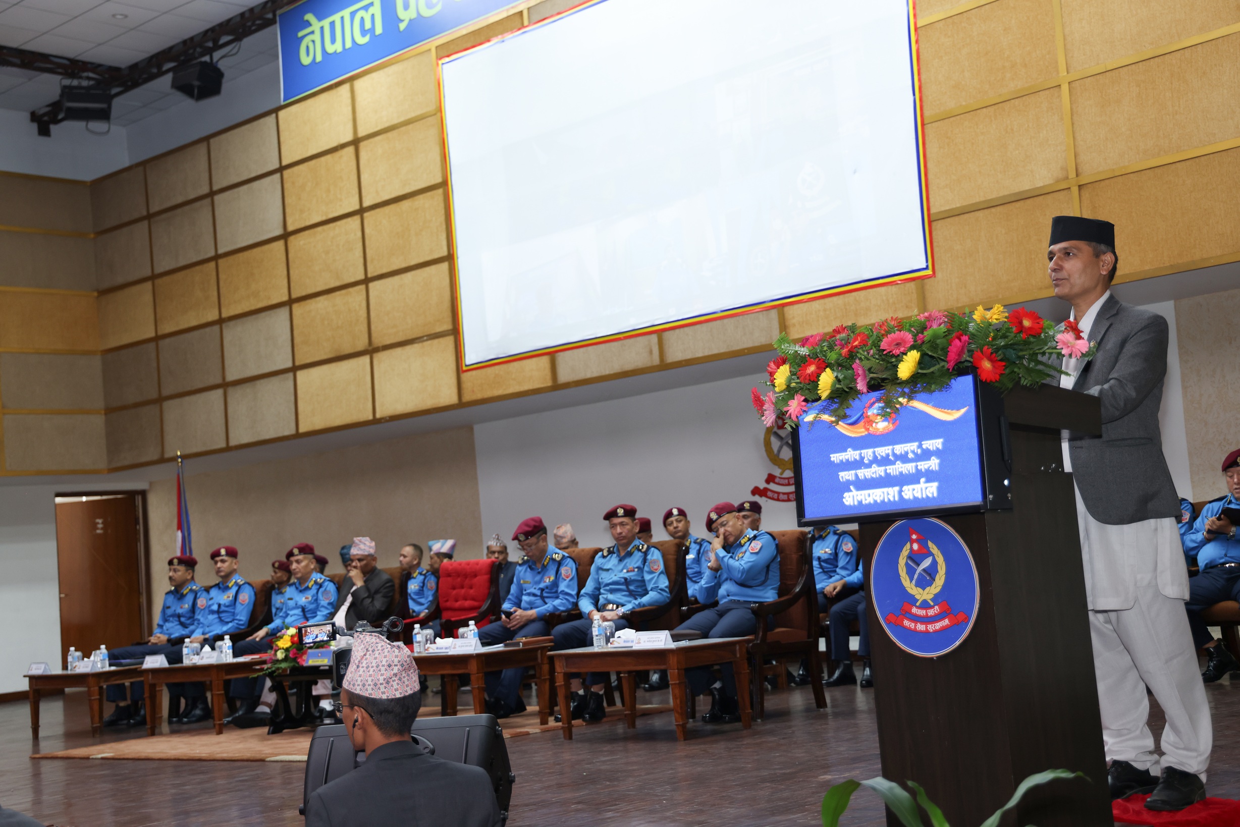 जलाइएका भवन हेरेपछि प्रहरीलाई गृहमन्त्री अर्यालको निर्देशन- कानुनअनुसार काम गर्नुहोस्