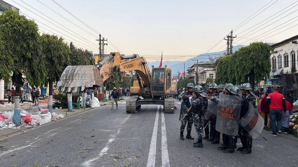 हेटौँडा बजारका सयौँ घरमा एकसाथ किन लगाइयो डोजर ?