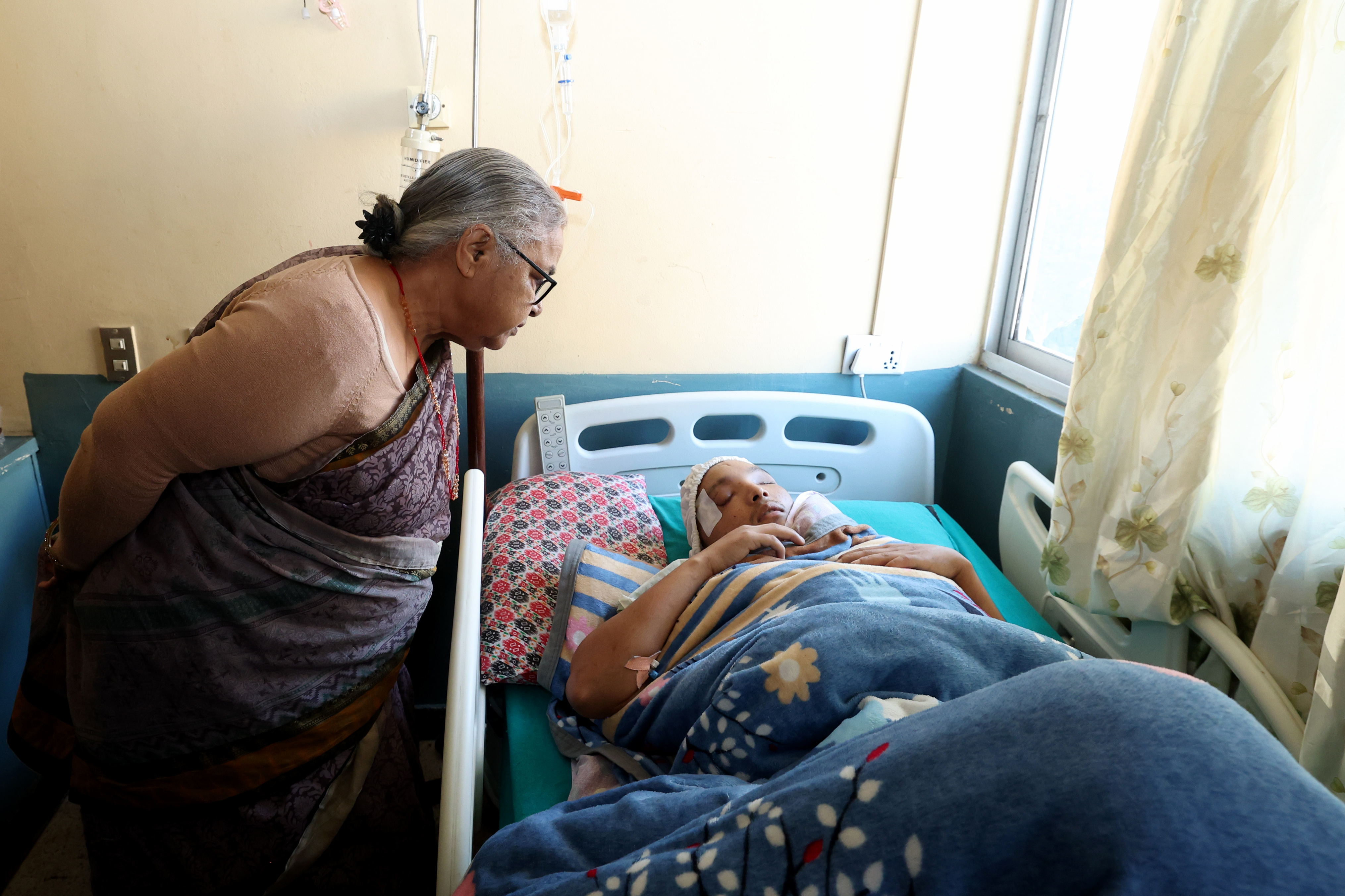 जेन–जी आन्दोलनमा दुवै आँखा गुमाएका सन्तोषसँग प्रधानमन्त्रीको भेट