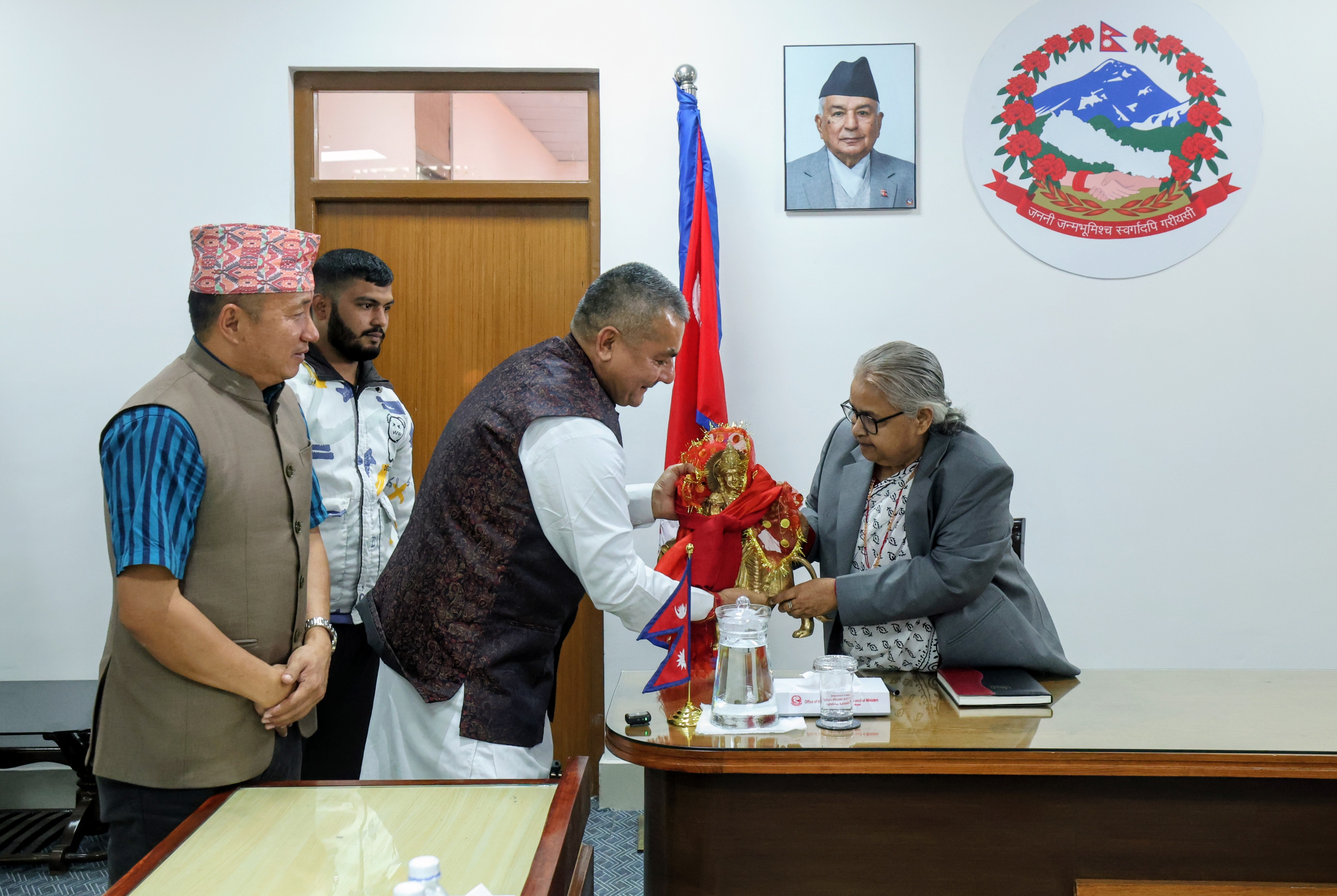 प्रधानमन्त्रीलाई प्रसाईंले दिए दुर्गाको मूर्ति उपहार, सिंहदरबारमा वार्ता जारी