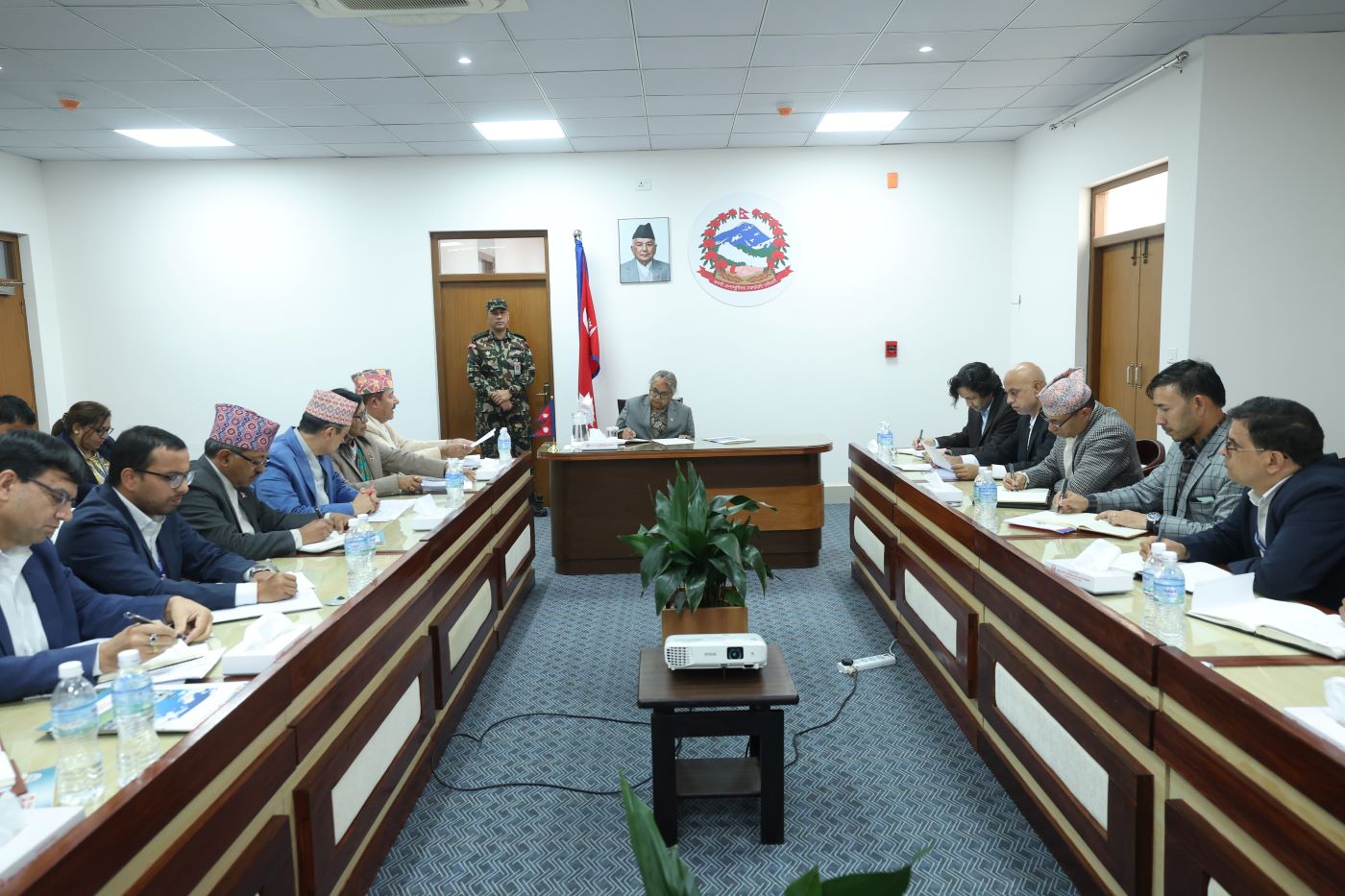 निर्वाचन आयोगलाई प्रधानमन्त्रीले सोधिन्– अन्तरजिल्ला मतदानको व्यवस्था गर्न कति सम्भव छ ?