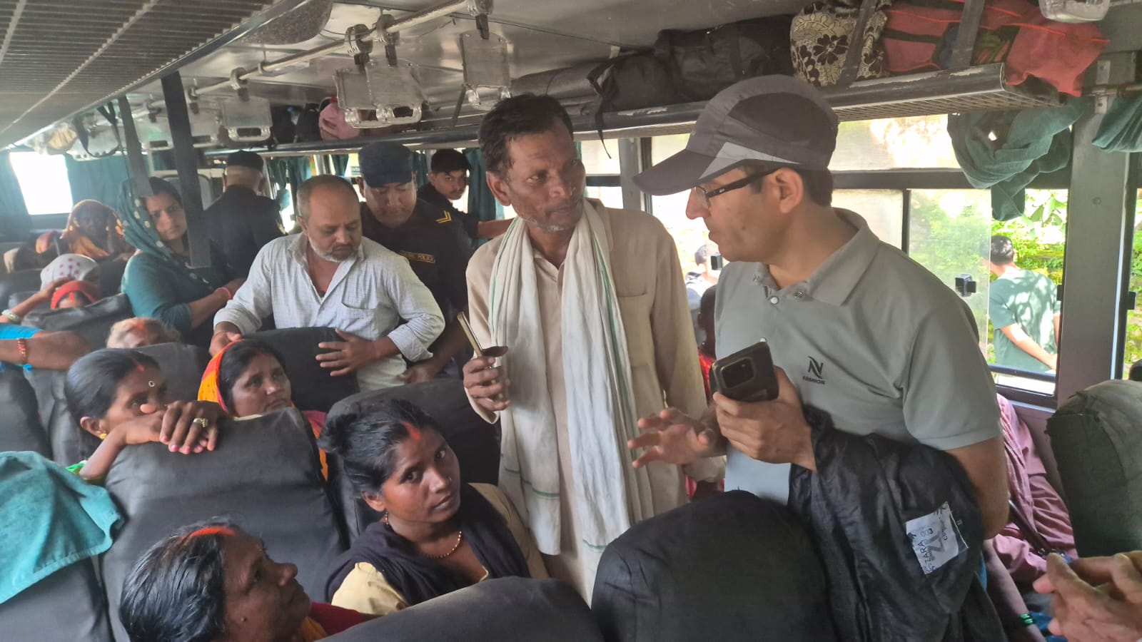 सरकारसँग सहमतिपछि साझा बसमा चढेर घर फर्किए लघुवित्त ऋणी