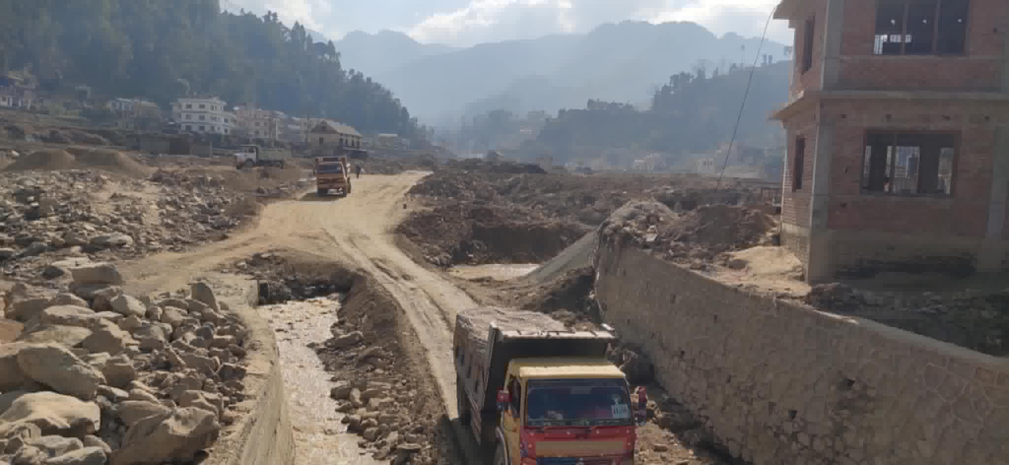 बर्खासँगै नख्खु क्षेत्रमा फर्कियो त्रास, राजनीतिक आडमा विनाशपछि पनि क्रसर र ढुंगाखानीमा छैन लगाम