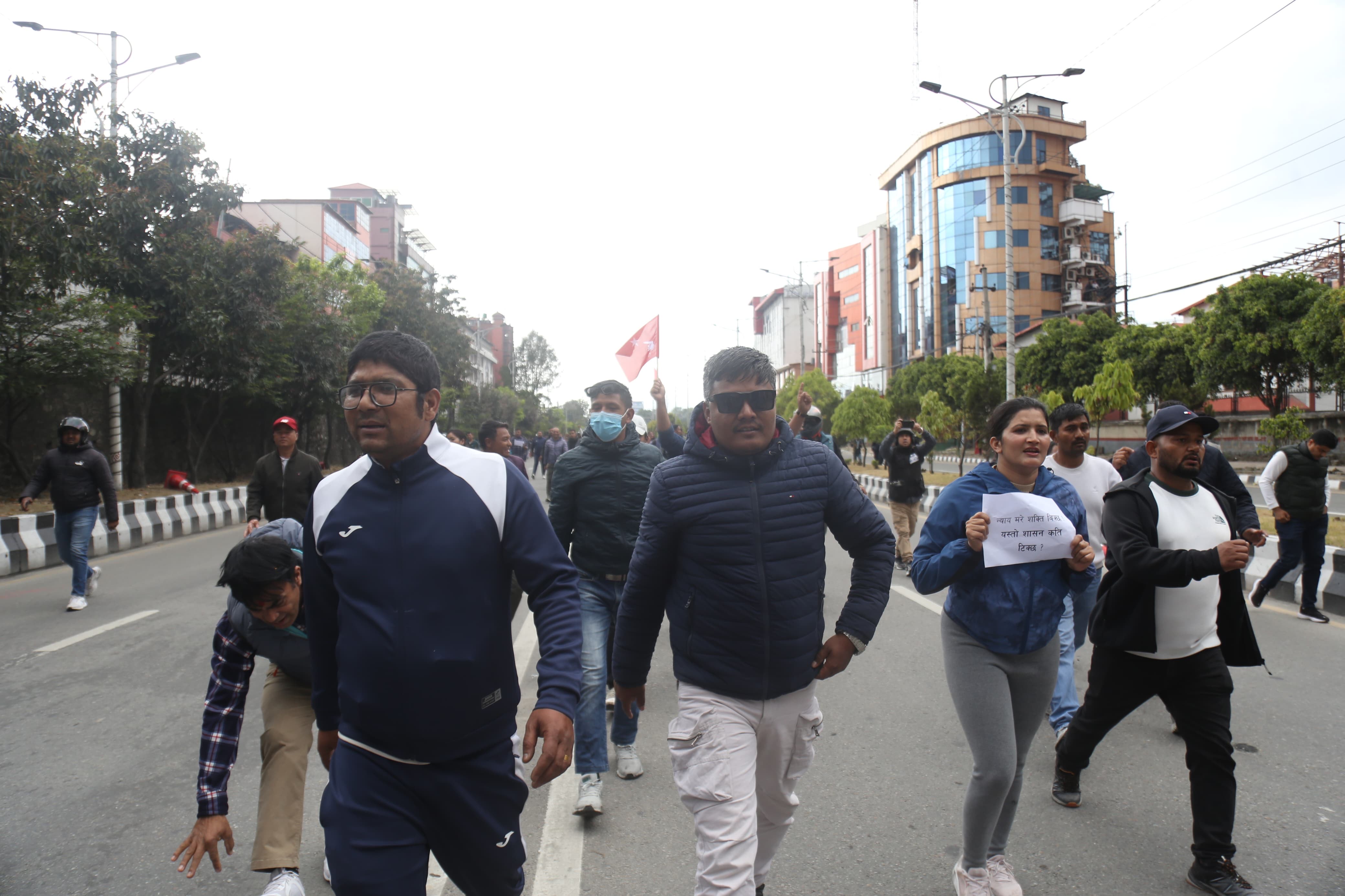 एमालेले आज पनि थाल्यो प्रदर्शन, देशभरका सीडीओ कार्यालयमा विरोधपत्र बुझाउँदै