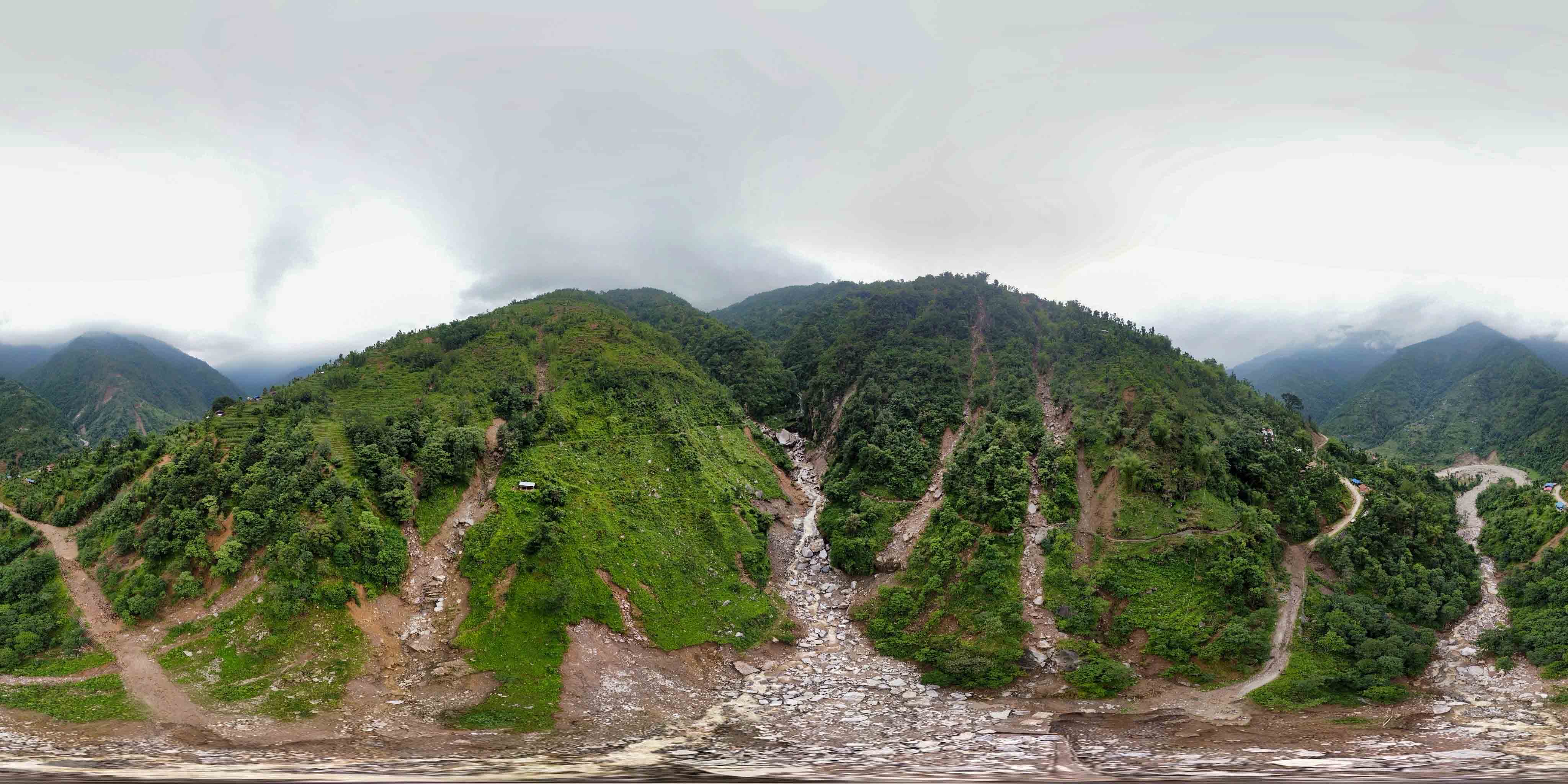 पाँचथरको याङवरकमा जताततै पहिरो, गाउँसँग सडक सम्पर्क टुट्यो