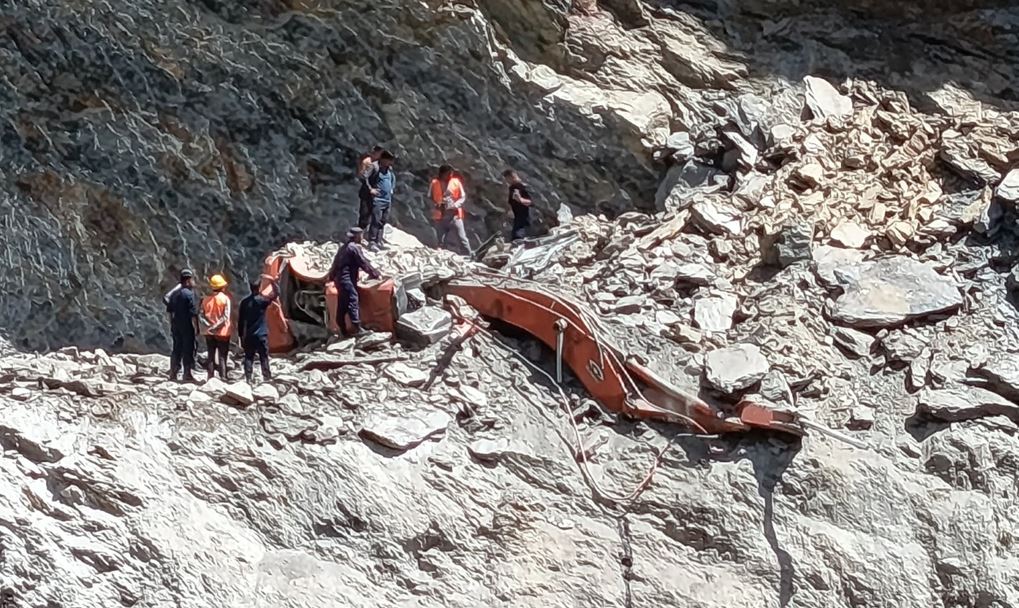 सडक खन्ने क्रममा म्याग्दीमा पहिरोमा पुरिएर एक्साभेटर चालकको मृत्यु