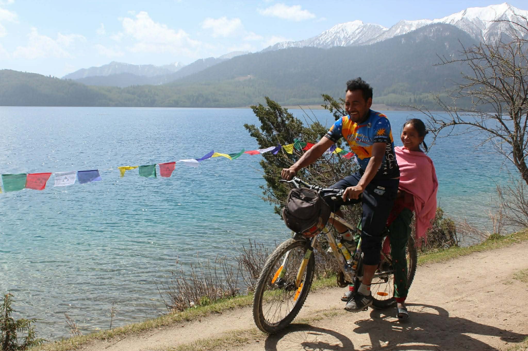 ...जब रारामा बहिनीलाई साइकलमा राखेर कुदाउँदा दिदी दाैडिँदै पछिपछि आइन् !