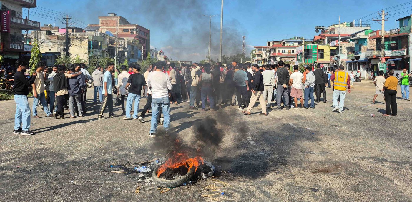 अझै रोकिएन झडप, तस्वीरमा हेर्नुहोस् सिमरा विमानस्थल बाहिरको अवस्था