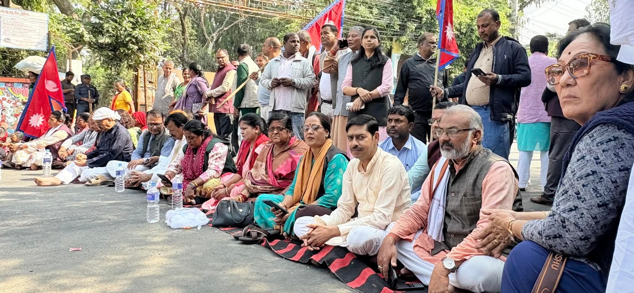 मधेश भवनअगाडि सात दलको  धर्ना आज पनि जारी