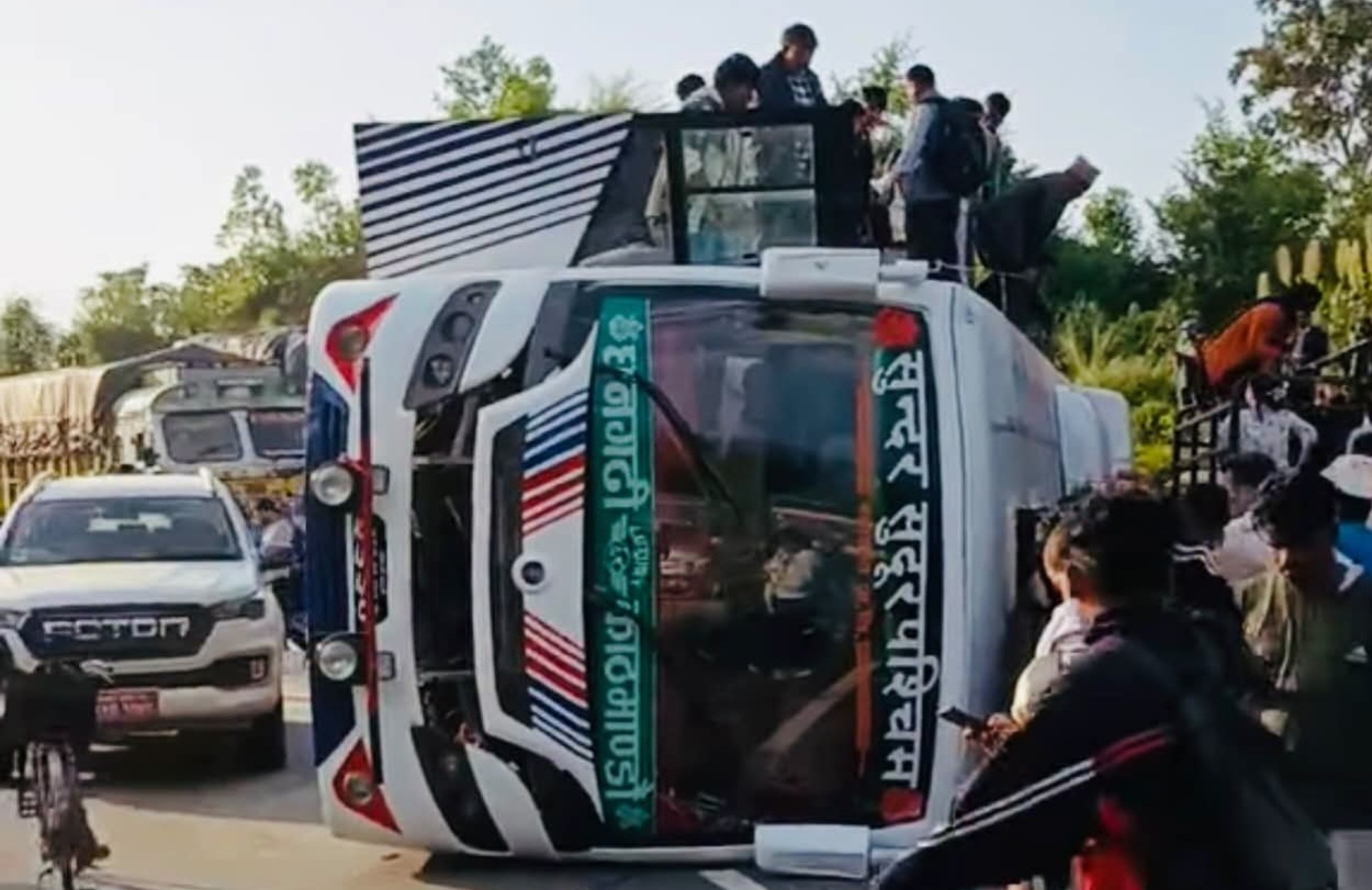 नवलपरासीमा बस दुर्घटना, चालकसहित ७ जना घाइते