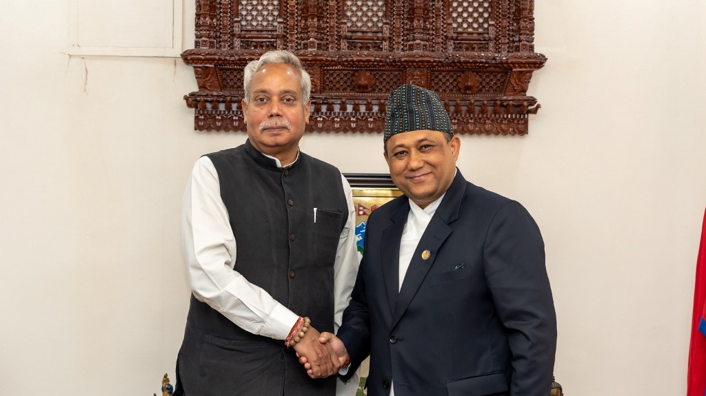 परराष्ट्रमन्त्री खनालसँग भारतीय राजदूत श्रीवास्तवले गरे बिदाइ भेट, के–के भयाे कुराकानी ?