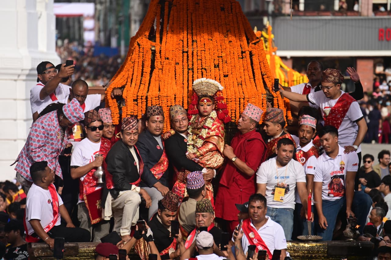 इन्द्रजात्रा सुरु, एउटै बार्दलीमा देखिए प्रधानमन्त्री ओली र मेयर बालेन (तस्वीरहरू)