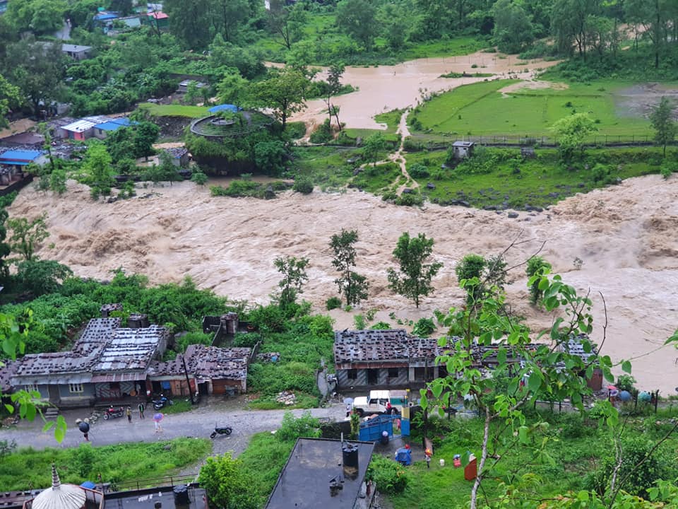 तनहुँको पुल्चोक बजारमा सेती नदी पस्यो, १५० जनालाई सुरक्षित स्थानमा सारियो