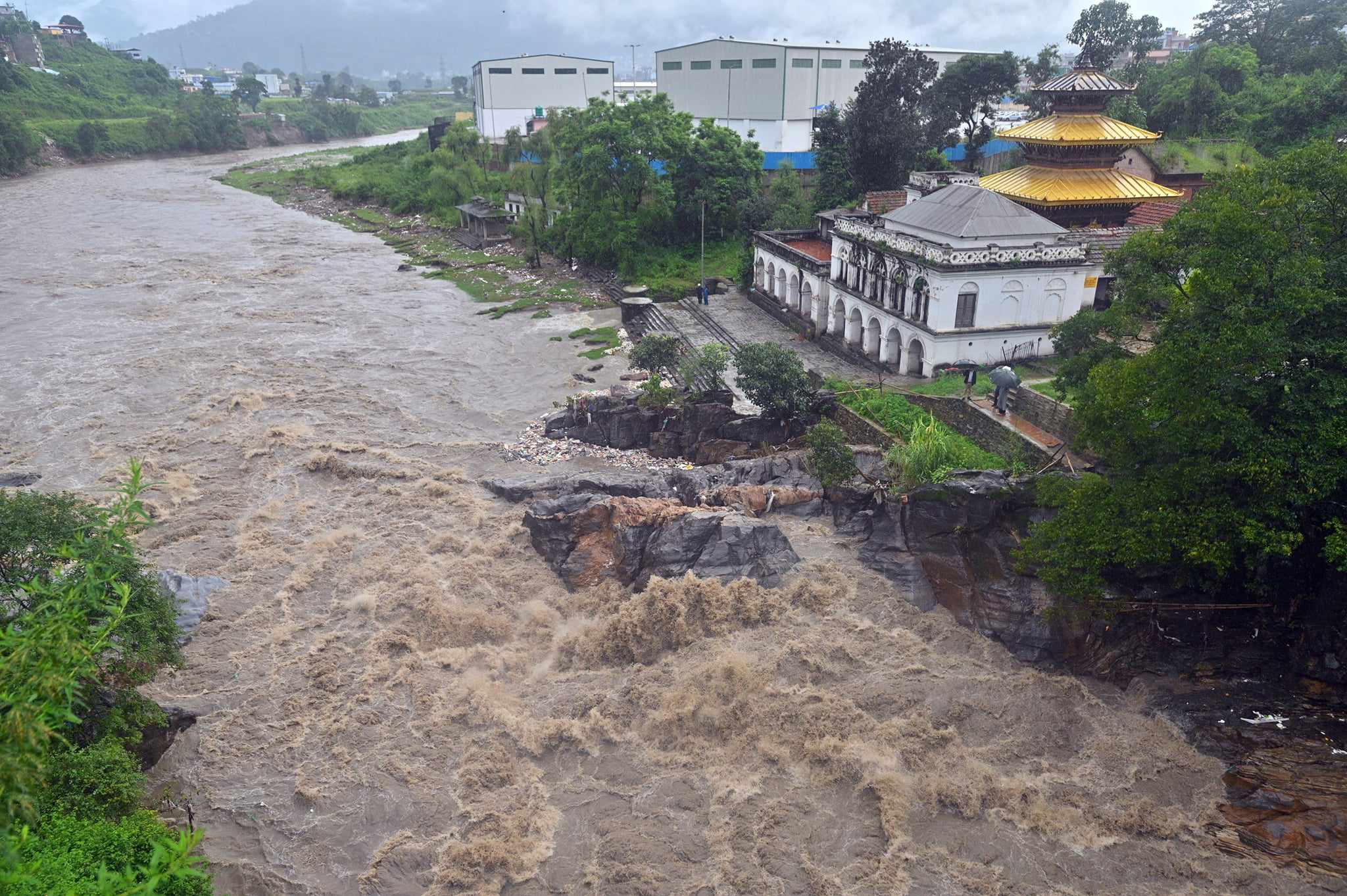 चोभारमा उर्लेको बागमती (फोटो फिचर) 