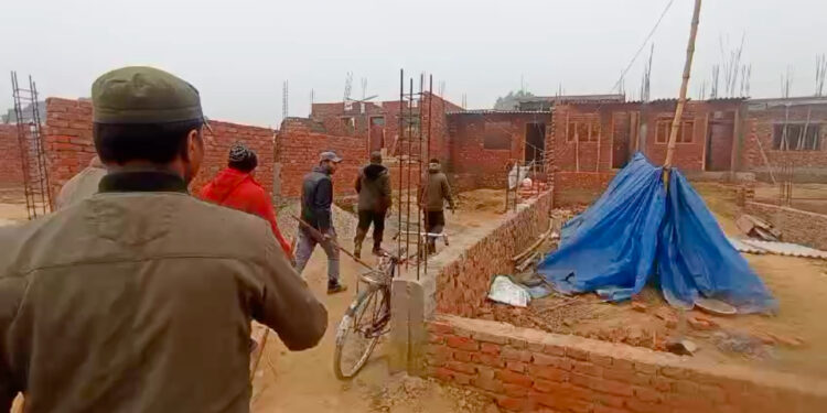  जनकपुरमा मन्दिरको जग्गामा अवैध रूपमा भइरहेको निर्माण कार्यमा रोक, सामग्रीहरू जफत 