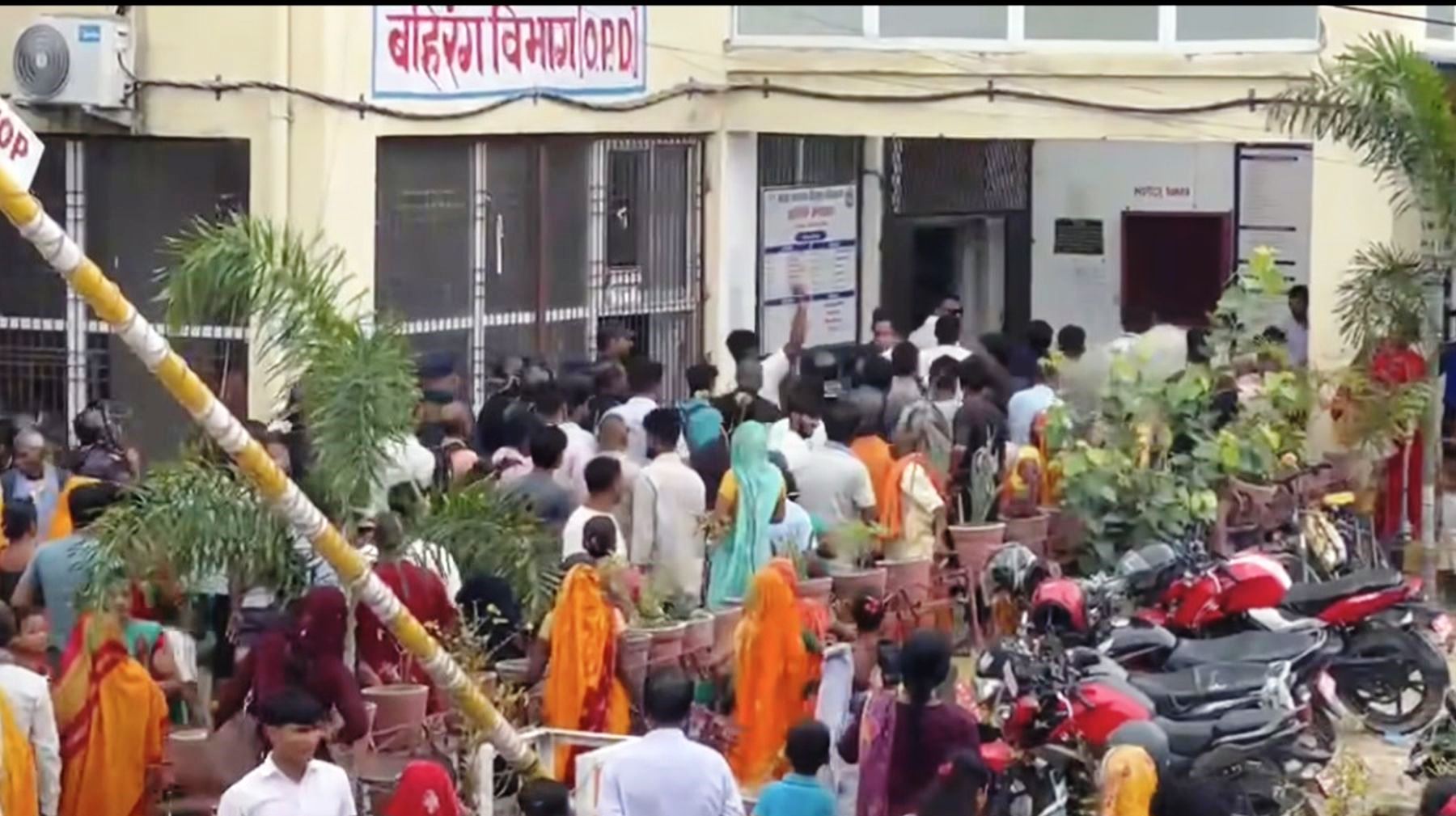 चिकित्सकहरूले सेवा बन्द गरेपछि जनकपुरको प्रादेशिक अस्पतालमा सेवाग्राही आन्दोलित
