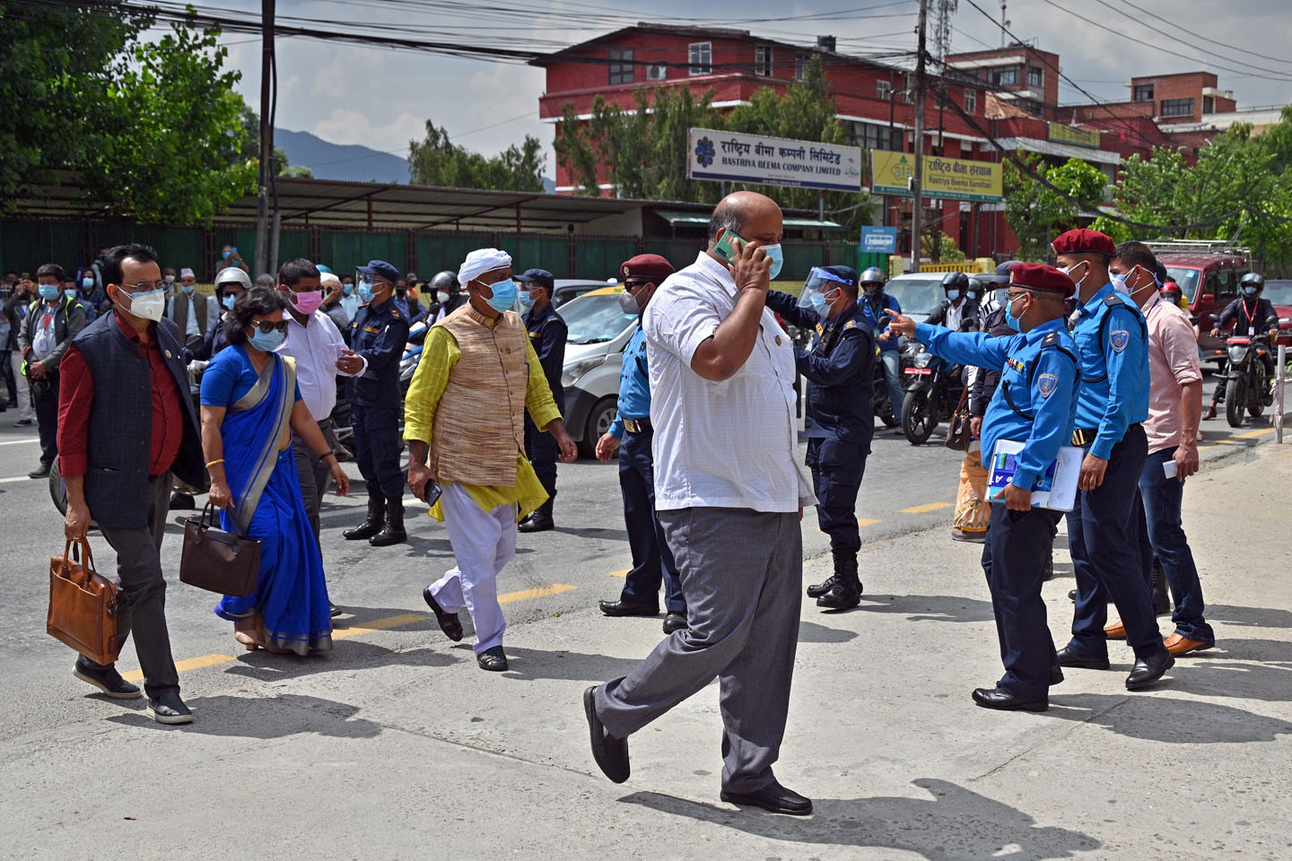 विपक्षी गठबन्धनका १३९ सांसद सर्वोच्चमा उपस्थित, ७ जनाले प्रतिनिधि पठाए 