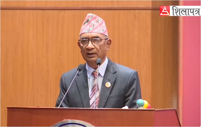 प्रधानमन्त्रीले आफैँलाई सर्वेसर्वा ठान्दा राष्ट्रिय संकट आइपर्‍यो : दीनानाथ शर्मा