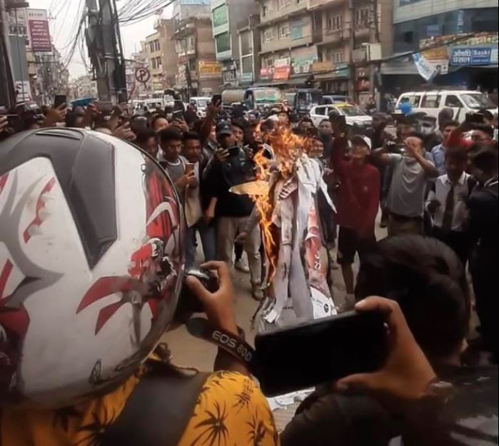 नायिका मिरुना मगरविरुद्ध काठमाडौंमा प्रदर्शन, कबड्डी–४ को पोस्टर जलाइयो