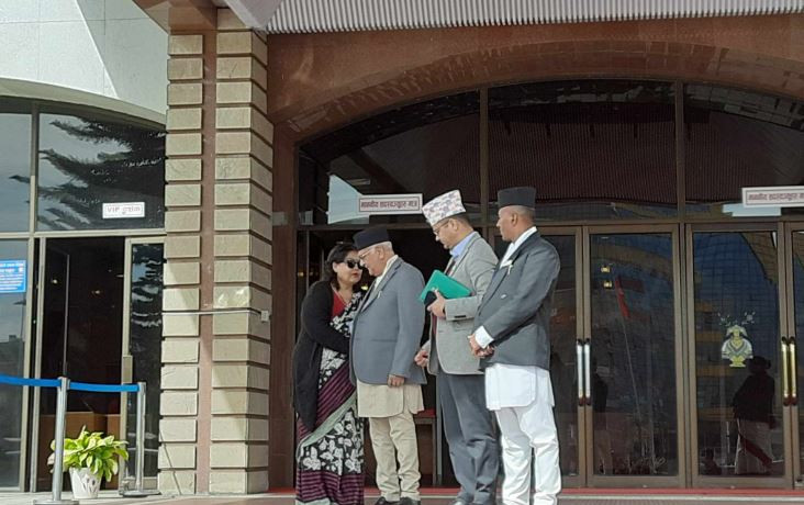 संसद परिसरमा ओलीसँग मञ्जु खाँणको खासखुस 