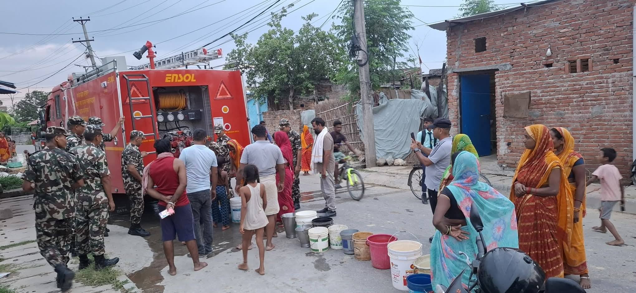 काकाकुल मधेश : आगो निभाउने दमकलबाट बाँड्न थालियो पानी