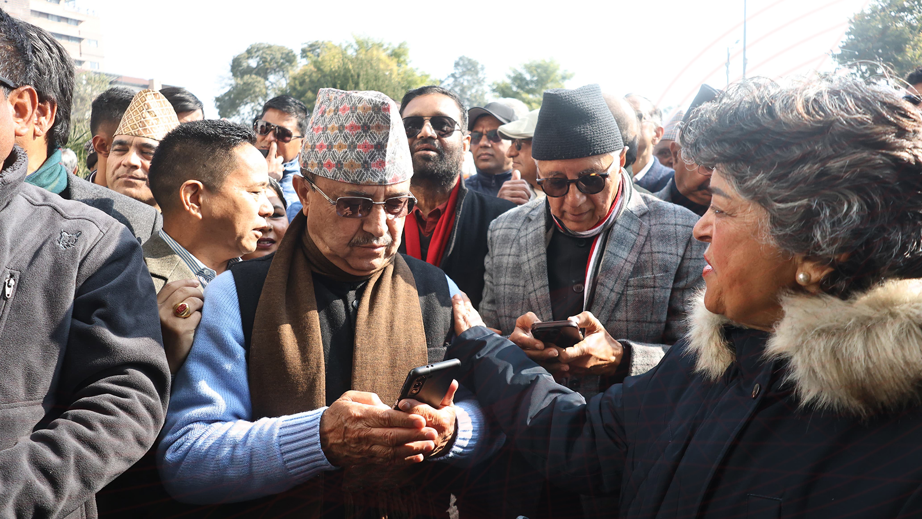 निर्वाचन आयोगको कार्यालय पुगे कांग्रेसको देउवा समूहका नेताहरू (तस्वीरहरू)