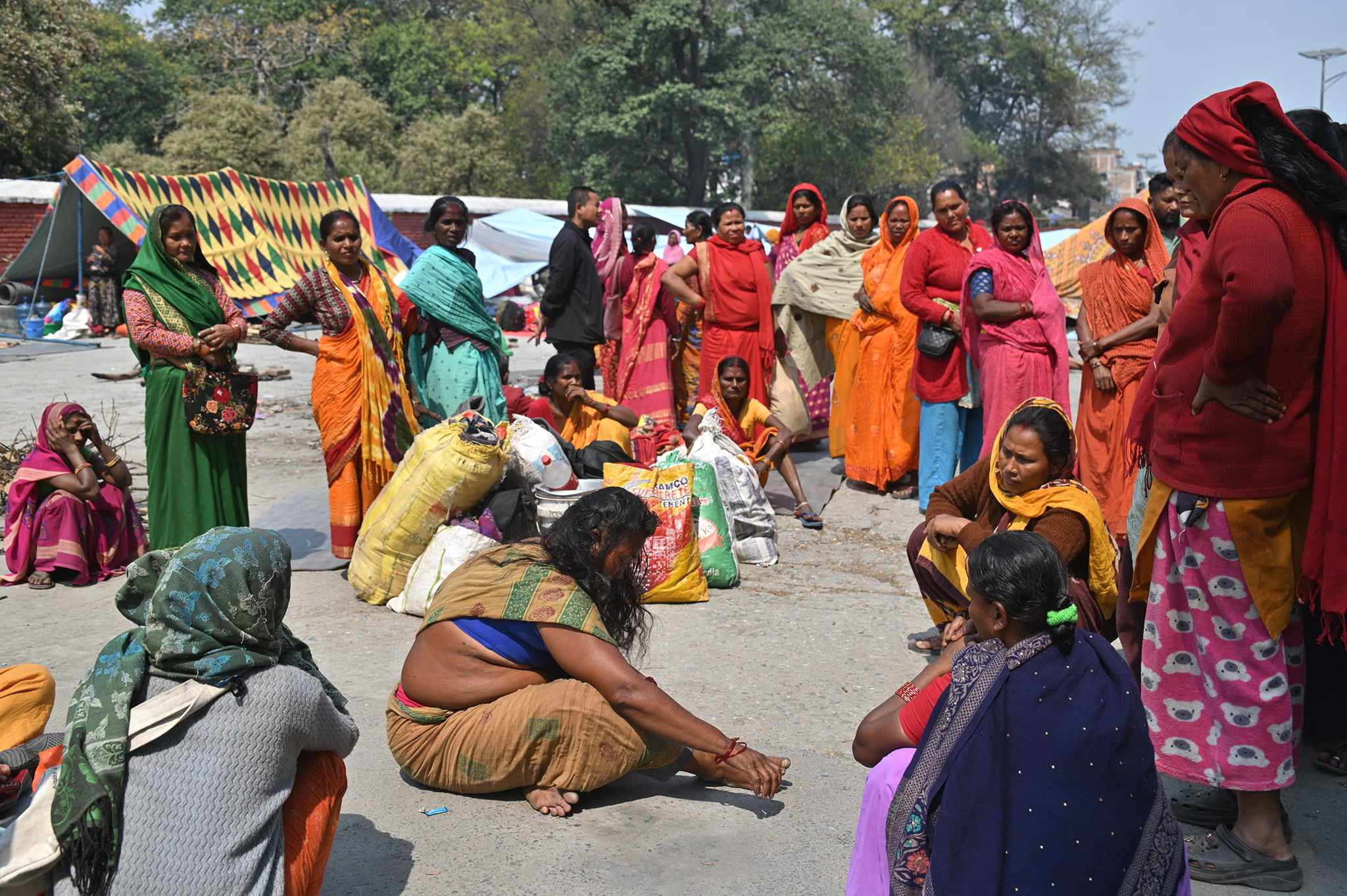 थापाथलीबाट गौशाला सरे लघुवित्तपीडितहरू (फोटो फिचर)