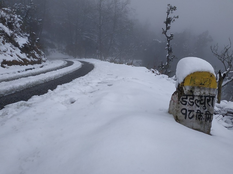 हिमपातले अवरुद्ध सुदूरपश्चिमका पहाडी जिल्लाको यातायात सञ्चालनमा