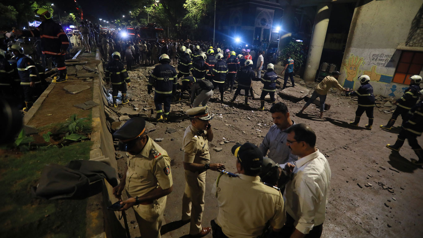 मुम्बईमा पुल भत्किदाँ छको मृत्यु