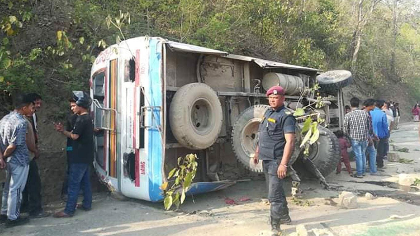 अपडेटः रोल्पावाट दाङ आउँदै गरेको बस दुर्घटना, सहचालककाे मृत्यु