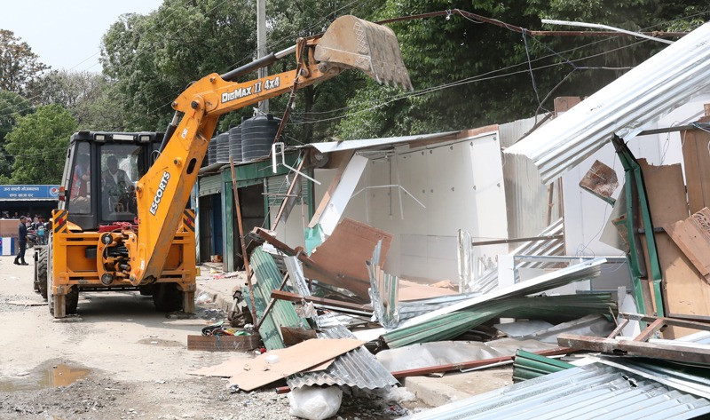 खुलामञ्चका सटरमा डोजर, प्रधानमन्त्री ओलीको निर्देशनपछि क्षणभरमै भत्काइयो