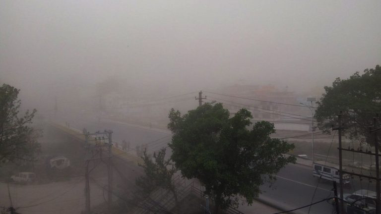 हावाहुरीले कञ्चनपुरमा विद्युत् अवरुद्ध, बालीमा क्षति