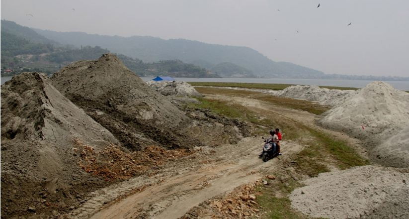 सिमसार पुरेर घडेरी बनाउँदै महानगर, जोखिममा फेवाताल