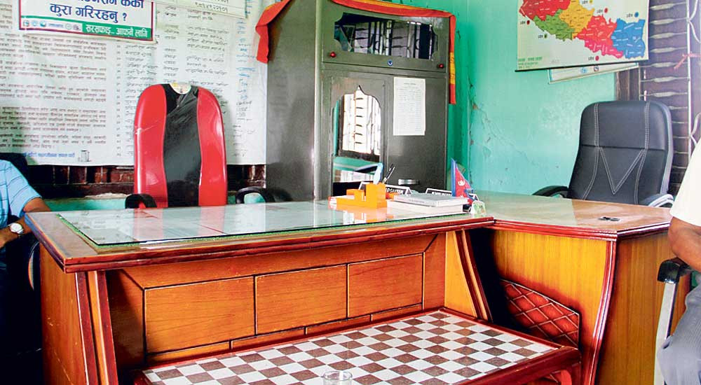 कर्मचारी भागेपछि वडा ठप्प