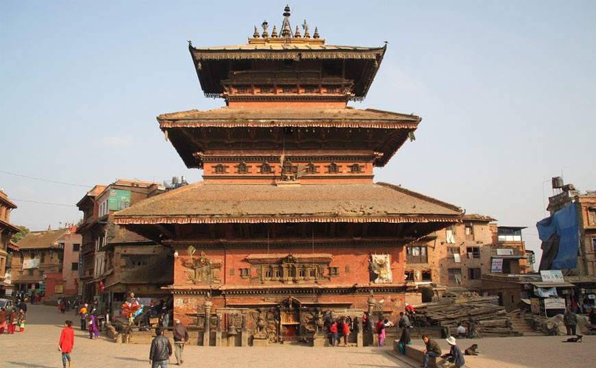 बाहिर चिटिक्क, भित्र धुजैधुजा मन्दिर