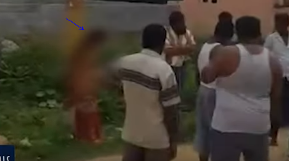 महिलालाई बिजुलीको पोलमा बाँधेर चप्पलले पिट्दा रमिता हेर्नेको भीड (भिडियो)