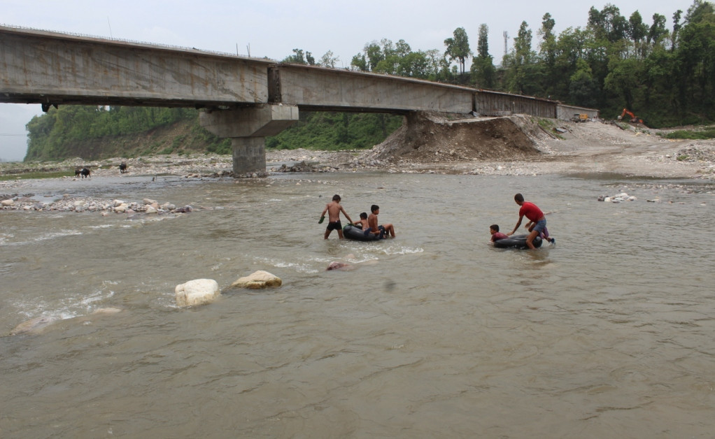 पुल निर्माणका ठेकेदार मेयर, टायरमा नदी तारेको ५० रुपैयाँ