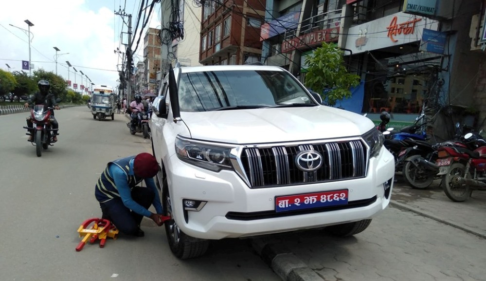 यातायातमन्त्रीको गाडीकै ट्राफिकको ‘ह्वील लक’